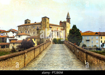 Imponente Monastero Bormida,vista con il castello vecchio e ponte,Piemonte,l'Italia. Foto Stock