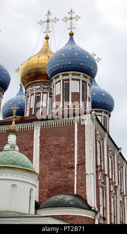 Le cupole e croci della Cattedrale dell Assunzione di Ryazan Cremlino Foto Stock