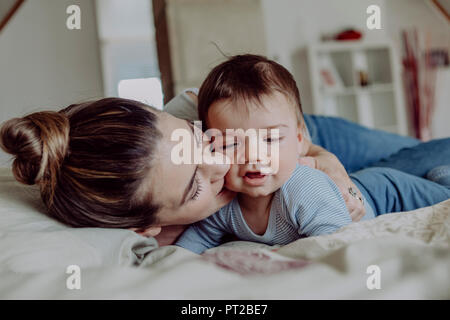 Cuddling madre con il suo bambino figlio Foto Stock