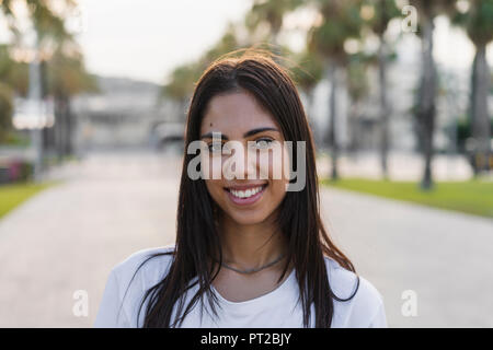 Ritratto di un fiducioso giovane donna in città Foto Stock