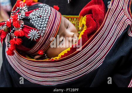 Una donna tribale appartenenti al rosso Dao tribù in Vietnam Foto Stock