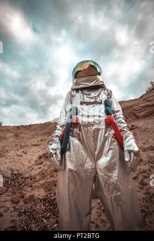 Spaceman esplorando il pianeta anonimi Foto Stock
