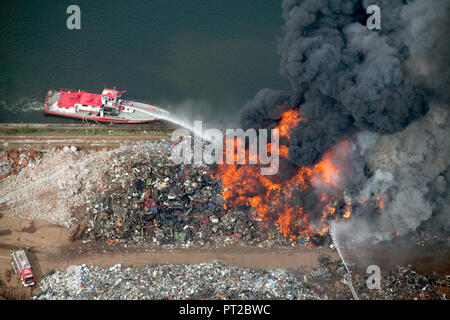 Vista aerea di Duisburg, Duisport, vigili del fuoco, il fuoco barca, porto interno, rottami, nuvola di fumo, fuoco su un isola di scarto nel porto di Duisburg, Duisburg, la zona della Ruhr, Renania settentrionale-Vestfalia, Germania, Europa Foto Stock