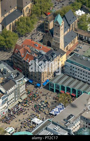 Alter Markt Dortmund, ristorazione all'aperto, ombrelloni, Kronen birra ombrelloni pubblicitari, estate feeling con l'Alter Markt, Dortmund, la zona della Ruhr, Renania settentrionale-Vestfalia, Germania, Europa Foto Stock