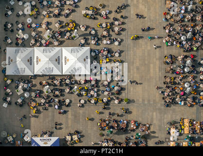 Alter Markt Dortmund, ristorazione all'aperto, ombrelloni, Kronen birra ombrelloni pubblicitari, estate feeling con l'Alter Markt, Dortmund, la zona della Ruhr, Renania settentrionale-Vestfalia, Germania, Europa Foto Stock