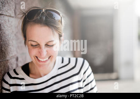 Ritratto di donna ridere Foto Stock