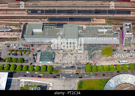 BVB fans di fronte a Dortmund Stazione centrale, sulla strada per lo stadio, Dortmund, la zona della Ruhr, Renania settentrionale-Vestfalia, Germania, Europa Foto Stock