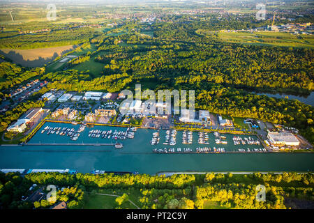 Marina Rünthe GmbH & Co. KG, ristorante Am Yachthafen, Datteln-Hamm-Canal, yacht, barche, marina, jetty, Bergkamen, zona della Ruhr, Renania settentrionale-Vestfalia, Germania, Europa Foto Stock