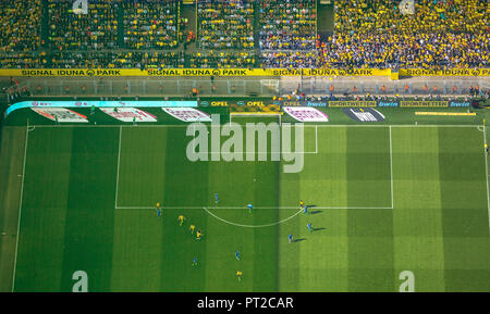 A nord di stand, vista dal piano nel BVB stadium, BVB contro TSG Hoffenheim, Signal Iduna Park, BVB stadium, Westfalenstadion, Bundesliga stadium, Dortmund, la zona della Ruhr, Renania settentrionale-Vestfalia, Germania, Europa Foto Stock