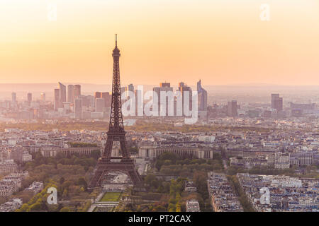 Francia, Parigi, città con la Torre Eiffel al tramonto Foto Stock