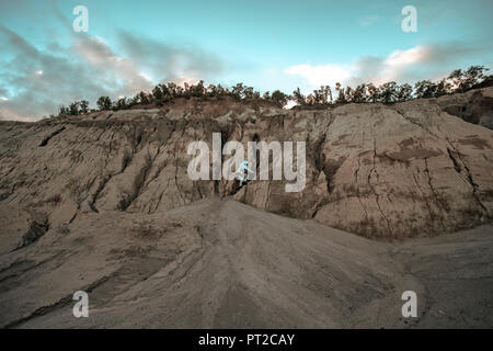 Spaceman esplorando il pianeta anonimi Foto Stock