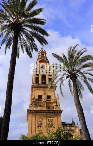 Cordoba, Andalusia, Spagna. Torre del Alminar - il campanile della cattedrale. Costruito nel 951-52 era precedentemente un minareto della moschea. UNESCO - Sito Patrimonio dell'umanità. Foto Stock