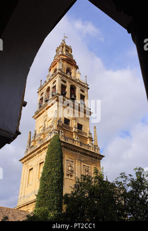 Cordoba, Andalusia, Spagna. Torre del Alminar - il campanile della cattedrale. Costruito nel 951-52 era precedentemente un minareto della moschea. UNESCO - Sito Patrimonio dell'umanità. Foto Stock