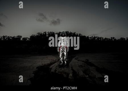 Spaceman esplorando il pianeta anonimi Foto Stock