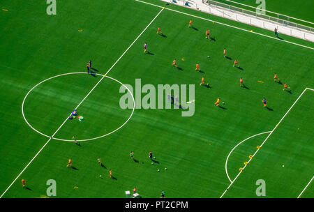 Allenamento di calcio all'azienda Evonik scuola calcio accanto a SignalIdunaPark, Dortmund, la zona della Ruhr, Nord Reno-Westfalia, Germania Foto Stock