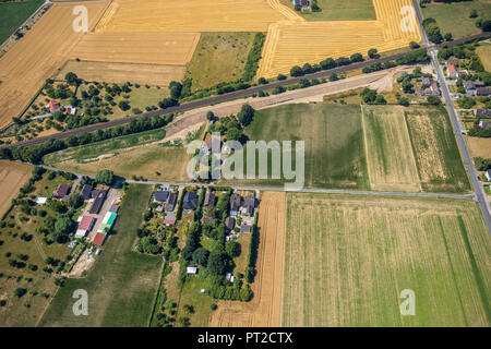 Diga di rumore nella zona Voerde Hörken Im, isolamento acustico, terra embankment, linea ferroviaria Arnheim -Oberhausen, continuazione dell'Betuweroute linea ferroviaria linea di estensione e la nuova linea, Voerde (Basso Reno), la zona della Ruhr, Nord Reno-Westfalia, Germania Foto Stock