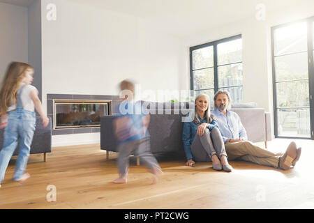 Osservando i nonni nipoti, giocando in soggiorno Foto Stock