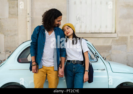 Coppia giovane in amore in piedi alla piccola vettura Foto Stock