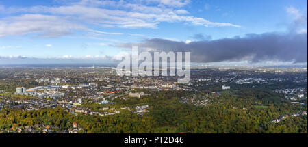 Essen-Rüttenscheid con il Gruga e Messe Essen (sinistra) dopo il passaggio di una tempesta davanti, nuvole giacente bassa, Essen, Panorama, la zona della Ruhr, Nord Reno-Westfalia, Germania Foto Stock