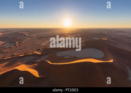 Africa, Namibia, Namib Desert, Namib-Naukluft National Park, vista aerea di Deadvlei e 'Big Daddy' contro il sole Foto Stock