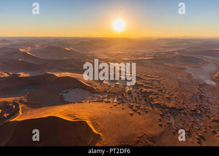 Africa, Namibia, Namib Desert, Namib-Naukluft National Park, vista aerea delle dune del deserto, Nara Vlei, Sossusvlei e 'Big Mama" Foto Stock
