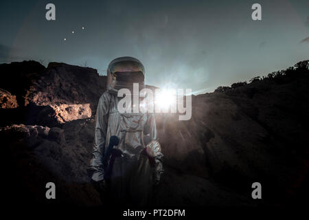 Spaceman esplorando il pianeta anonimi Foto Stock