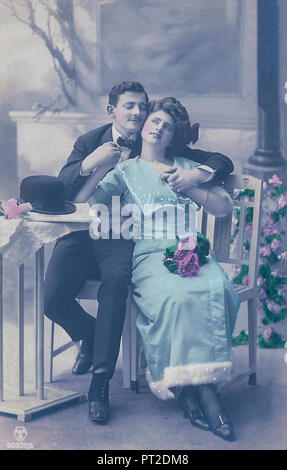 Cartolina vintage del giovane nell'amore. 1910s Foto Stock