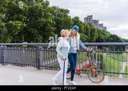 Nonna e nipote di trascorrere del tempo insieme Foto Stock