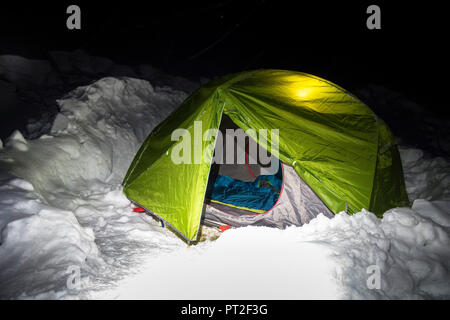 In Germania, in Baviera, Walchensee, Einsiedl, camping in neve sul Simetsberg Foto Stock