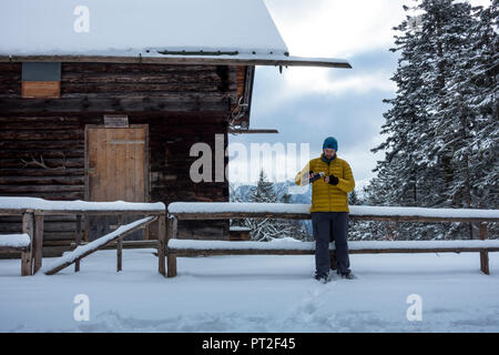 In Germania, in Baviera, Walchensee, Einsiedl, escursionista prendendo una pausa e bere il tè Foto Stock