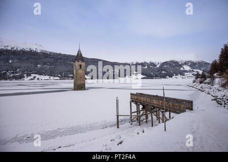 L'Europa, Italia, Alto Adige, Graun, Reschensee, congelata di chiesa torre nel Reschensee in inverno Foto Stock