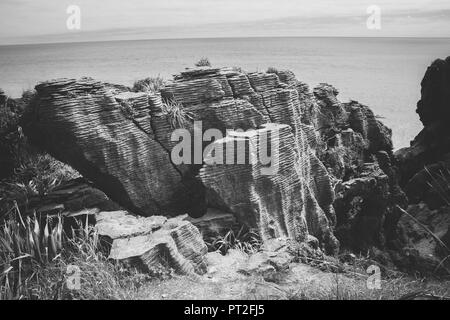 Nuova Zelanda, Paparoa National Park, Pancake Rocks, formazioni rocciose, Mare di Tasman, rocce a picco sul mare Foto Stock