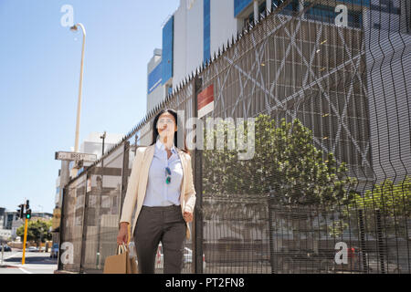 Imprenditrice passeggiate in città Foto Stock