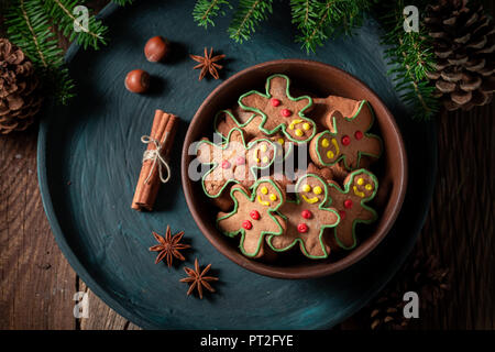 Tradizionalmente i cookie in forma di uomo sul vassoio rustico Foto Stock