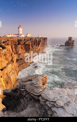 Faro di scogliere di Cabo Carvoeiro, Peniche dell Atlantico, Leiria, Portogallo Foto Stock
