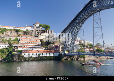 Rabelo barca sul fiume Douro, Serra do Pilar Monastero, Ponte Dom Luis I. Ponte (Patrimonio Mondiale dell'UNESCO), Porto, Regione Norte, Portogallo Foto Stock