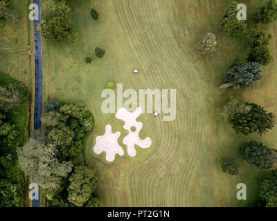 Indonesia, Bali, vista aerea del campo da golf con bunker e verde Foto Stock