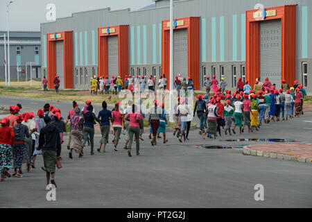 L' Etiopia nazioni del sud, Hawassa o Awasa, Hawassa Industrial Park, cinese-costruito per il governo etiope per attirare gli investitori stranieri con bassa affitto e tax free per stabilire una industria tessile e creare migliaia di nuovi posti di lavoro, società di Taiwan Everest Textile Co. Ltd., donne arrivano in fabbrica al mattino / AETHIOPIEN, Hawassa, Industriepark, gebaut durch chinesische Firmen fuer die ethiopische Regierung um die Hallen fuer Textilbetriebe von Investoren zu vermieten, taiwanesische Firma Everest Textile Co. Ltd., Frauen gehen in die Fabriken Foto Stock