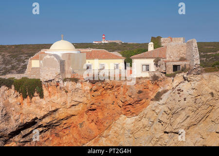 Fort Forte do Beliche con il faro di Capo de Sao Vicente dietro, Vila do Bispo Algarve Portogallo Foto Stock