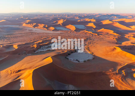 Africa, Namibia, Namib Desert, Namib-Naukluft National Park, vista aerea delle dune del deserto, Nara Vlei e Sossus Vlei e 'Big Mama", Dead Vlei e 'Big Foto Stock