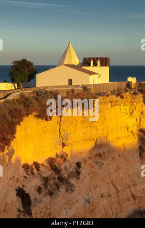 Nossa Senhora da Rocha Cappella, costa rocciosa, Armacao de Pera, Algarve, PORTOGALLO Foto Stock
