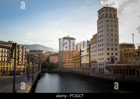 Vista dal ponte verso la città vecchia di Bilbao, Paesi Baschi, Spagna, Europa Foto Stock