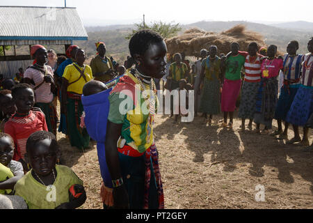 Etiopia Provincia Benishangul-Gumuz, città dibattito, villaggio Gumuz Banush, donne Gumuz eseguire la tradizionale danza / AETHIOPIEN, Provinz Benishangul-Gumuz, Stadt dibattito, Gumuz Dorf Banush, Gumuz Frauen tanzen Foto Stock