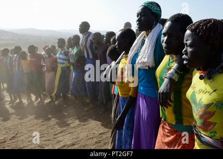 Etiopia Provincia Benishangul-Gumuz, città dibattito, villaggio Gumuz Banush, donne Gumuz eseguire la tradizionale danza / AETHIOPIEN, Provinz Benishangul-Gumuz, Stadt dibattito, Gumuz Dorf Banush, Gumuz Frauen tanzen Foto Stock