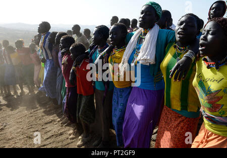 Etiopia Provincia Benishangul-Gumuz, città dibattito, villaggio Gumuz Banush, donne Gumuz eseguire la tradizionale danza / AETHIOPIEN, Provinz Benishangul-Gumuz, Stadt dibattito, Gumuz Dorf Banush, Gumuz Frauen tanzen Foto Stock