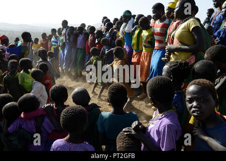 Etiopia Provincia Benishangul-Gumuz, città dibattito, villaggio Gumuz Banush, donne Gumuz eseguire la tradizionale danza / AETHIOPIEN, Provinz Benishangul-Gumuz, Stadt dibattito, Gumuz Dorf Banush, Gumuz Frauen tanzen Foto Stock