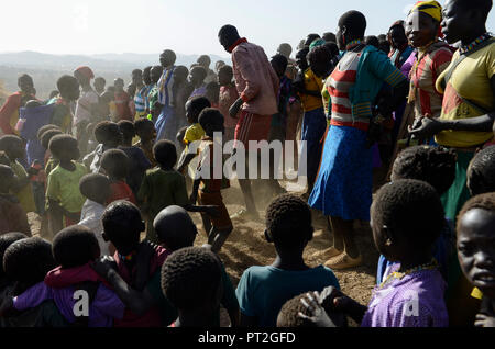 Etiopia Provincia Benishangul-Gumuz, città dibattito, villaggio Gumuz Banush, donne Gumuz eseguire la tradizionale danza / AETHIOPIEN, Provinz Benishangul-Gumuz, Stadt dibattito, Gumuz Dorf Banush, Gumuz Frauen tanzen Foto Stock