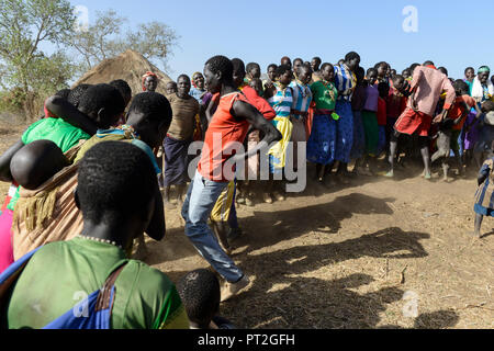 Etiopia Provincia Benishangul-Gumuz, città dibattito, villaggio Gumuz Banush, donne Gumuz eseguire la tradizionale danza / AETHIOPIEN, Provinz Benishangul-Gumuz, Stadt dibattito, Gumuz Dorf Banush, Gumuz Frauen tanzen Foto Stock