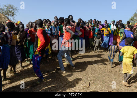 Etiopia Provincia Benishangul-Gumuz, città dibattito, villaggio Gumuz Banush, donne Gumuz eseguire la tradizionale danza / AETHIOPIEN, Provinz Benishangul-Gumuz, Stadt dibattito, Gumuz Dorf Banush, Gumuz Frauen tanzen Foto Stock