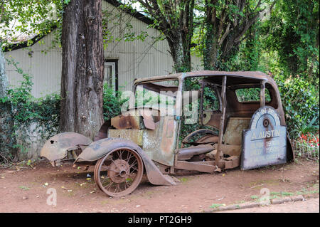 Il Rusty guscio di un vecchio british Austin auto è sul display a lato della strada in un museo villaggio chiamato pellegrini posto a Mpumalanga in africa Foto Stock